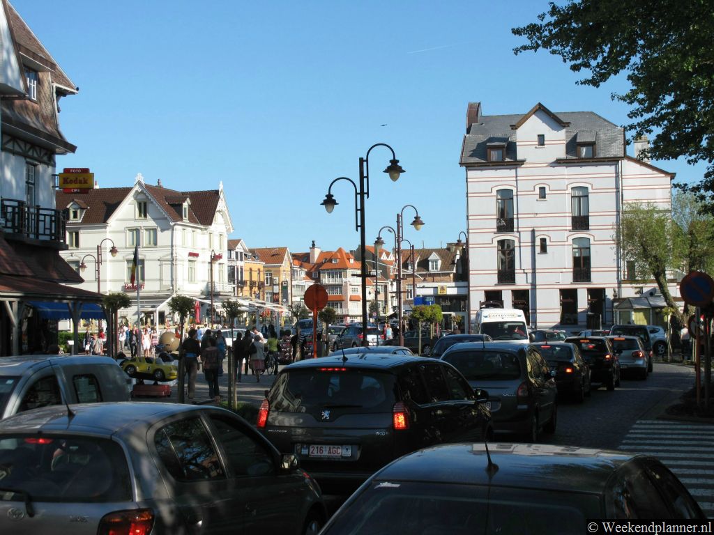 In de zomer is het in De Haan gezellig druk.  De bosrijke omgeving, het strand en het mooie centrum van De Haan trekken veel dagjesmensen. Tips: De badplaatsen van België.